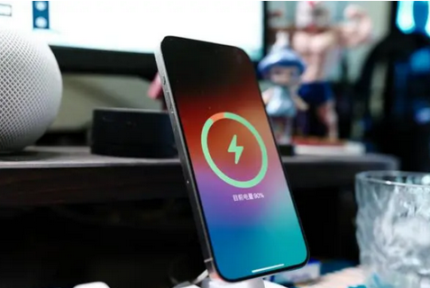 山西苹果15换屏服务分享用什么充电器给iPhone15充电更好 